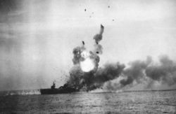 敷島隊の特攻をうけて沈む米軍の船（Wikipedia「関行男」より）