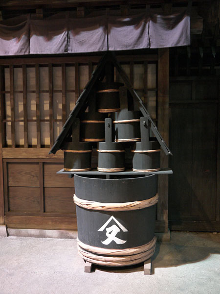江戸の町中に設置されていた消防用の桶／Wikipediaより引用