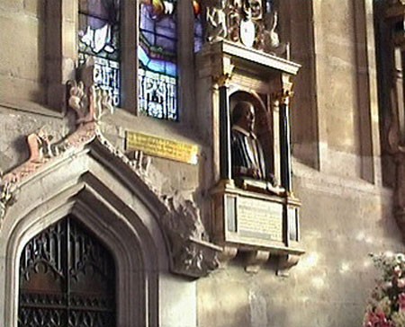 ホーリー・トリニティ教会に建立されたシェイクスピアの墓碑／wikipediaより引用
