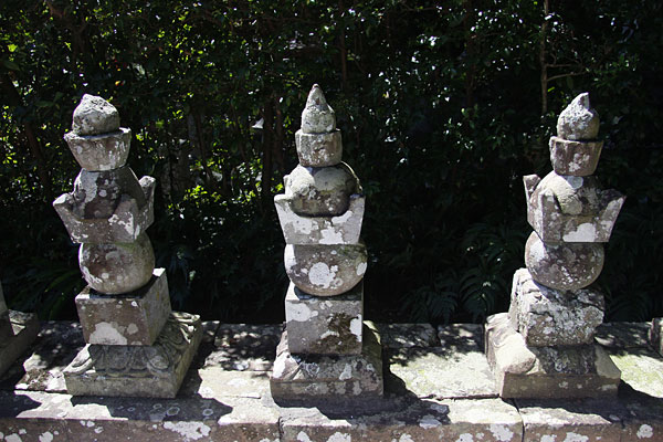 龍潭寺の直親供養塔（中央）。右が直虎で、左がひよの「両手に花」状態